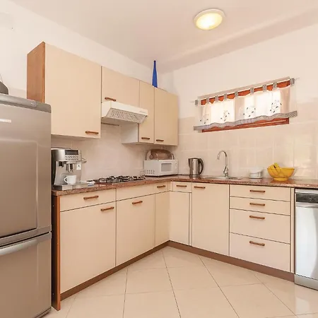 2 Bedroom Stunning In Pirovac